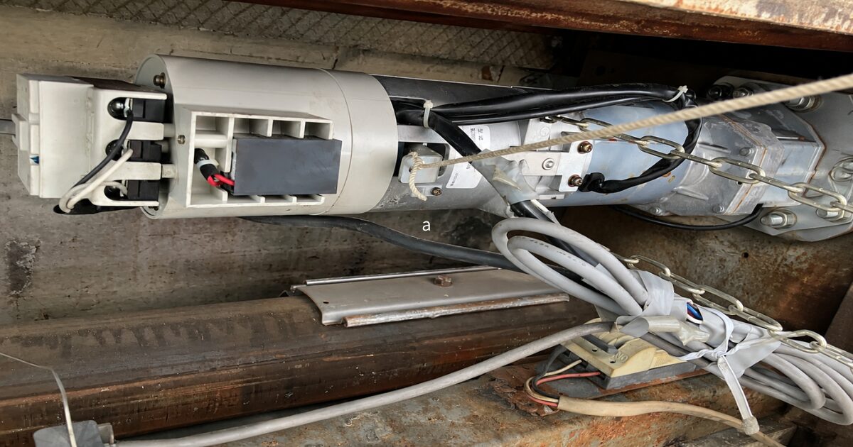 電動シャッターのモーターと制御ユニット部分